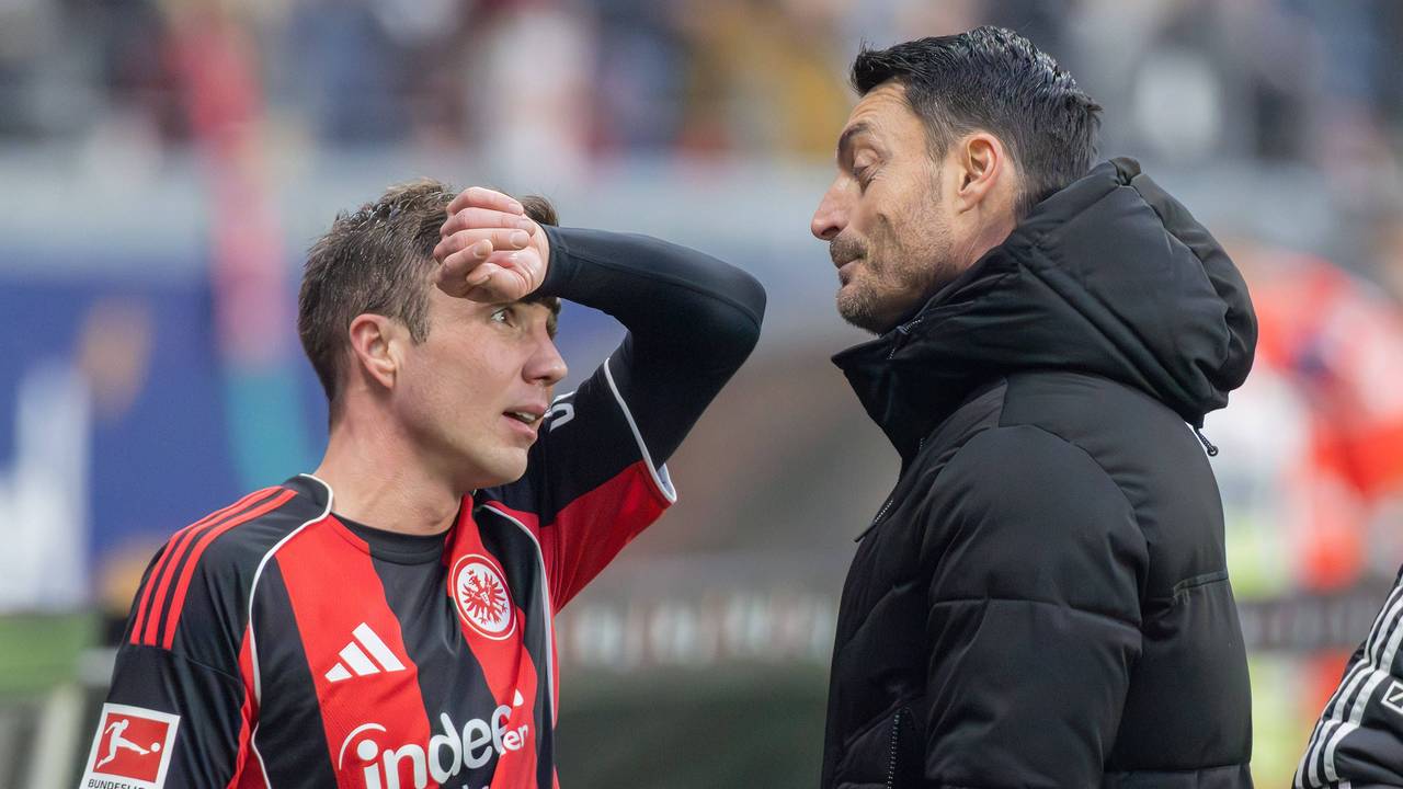 Auswechslung von Mario Götze durch Trainer Albert Riera beim Spiel zwischen Eintracht Frankfurt und Borussia Mönchengladbach am 14. Februar 2026.