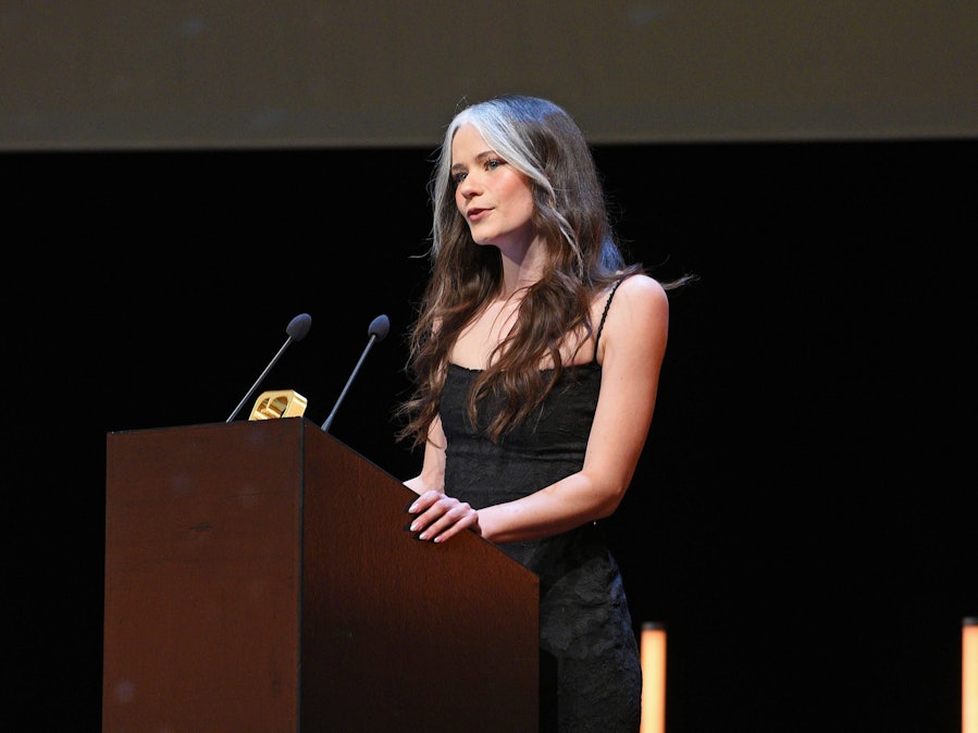 Nadine Breaty an einem Pult.