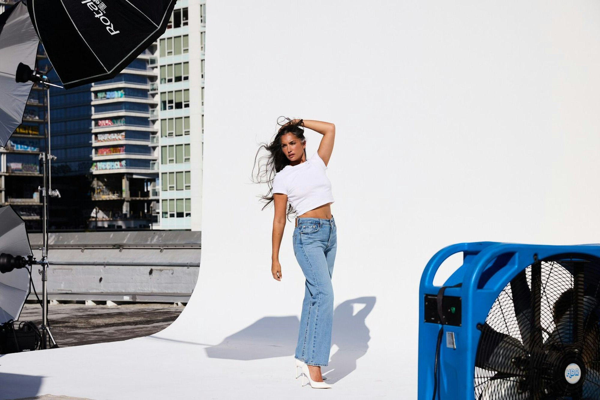 Bianca gibt ihr Bestes, doch die Posen sind „zu altmodisch“. (Bild: ProSieben/Max Montgomery)