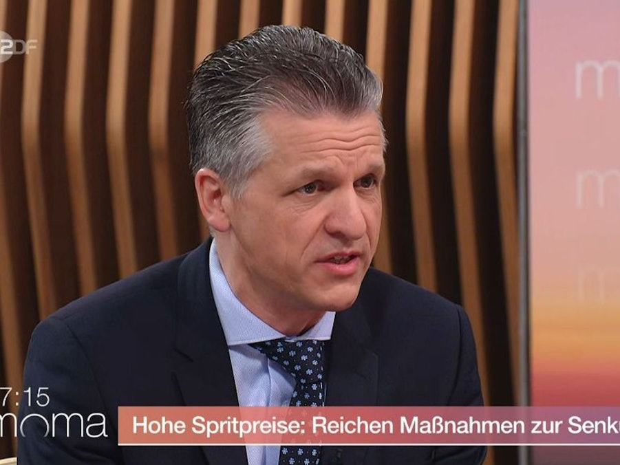 Kanzleramtsminister Thorsten Frei von der CDU sprach sich im ZDF-“Morgenmagazin“ klar gegen eine Preisbegrenzung an den Tankstellen aus. (Bild: ZDF)