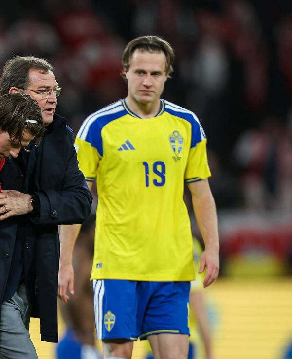 Jakub Kaminski wird nach der Niederlage getröstet.