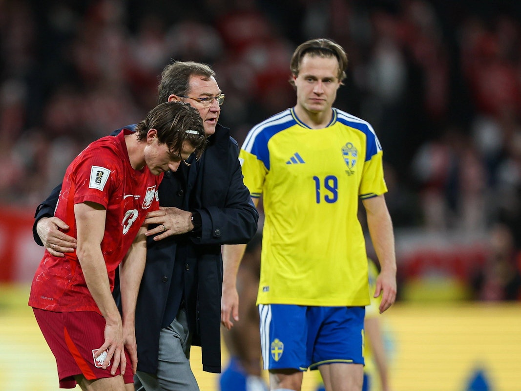 Jakub Kaminski wird nach der Niederlage getröstet.