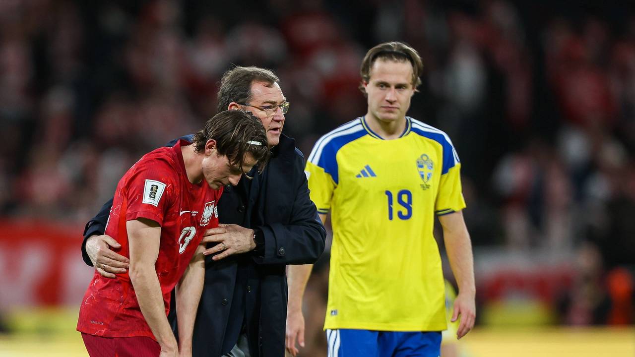Jakub Kaminski wird nach der Niederlage getröstet.