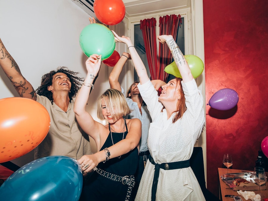 Freunde feiern eine Party