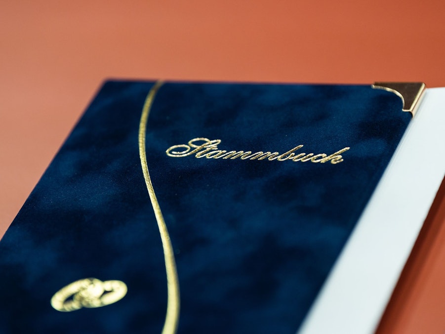 Ein Stammbuch liegt auf einem Tisch