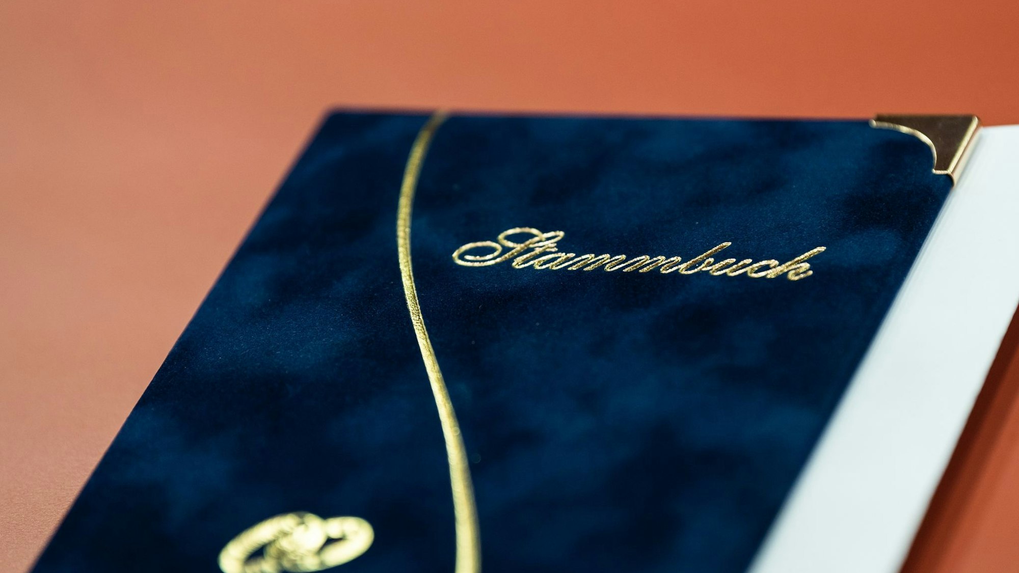 Ein Stammbuch liegt auf einem Tisch