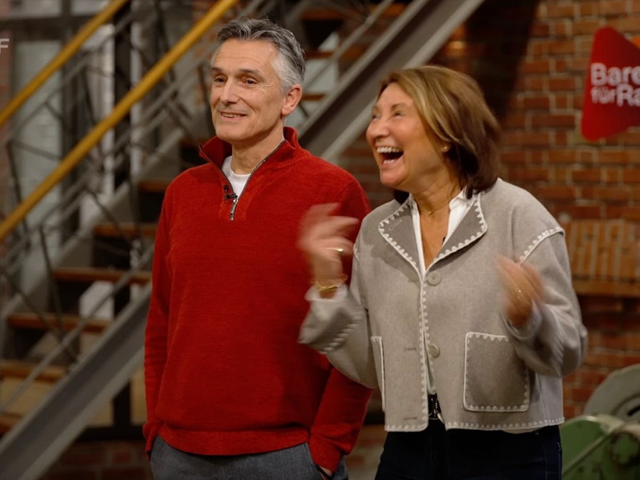 Mit bescheidenen Erwartungen kam Verkäuferin Andrea zu Horst Lichter in der Mittwochsausgabe der ZDF-Trödelshow „Bares für Rares“. Doch ihr Erbstück aus der Nachkriegszeit wurde auf ein Vielfaches des Wunschpreises geschätzt und sorgte für eine dicke Überraschung: „Wow, das ist ja verrückt“, konnte die Verkäuferin ihr Glück kaum fassen ... (Bild: ZDF)