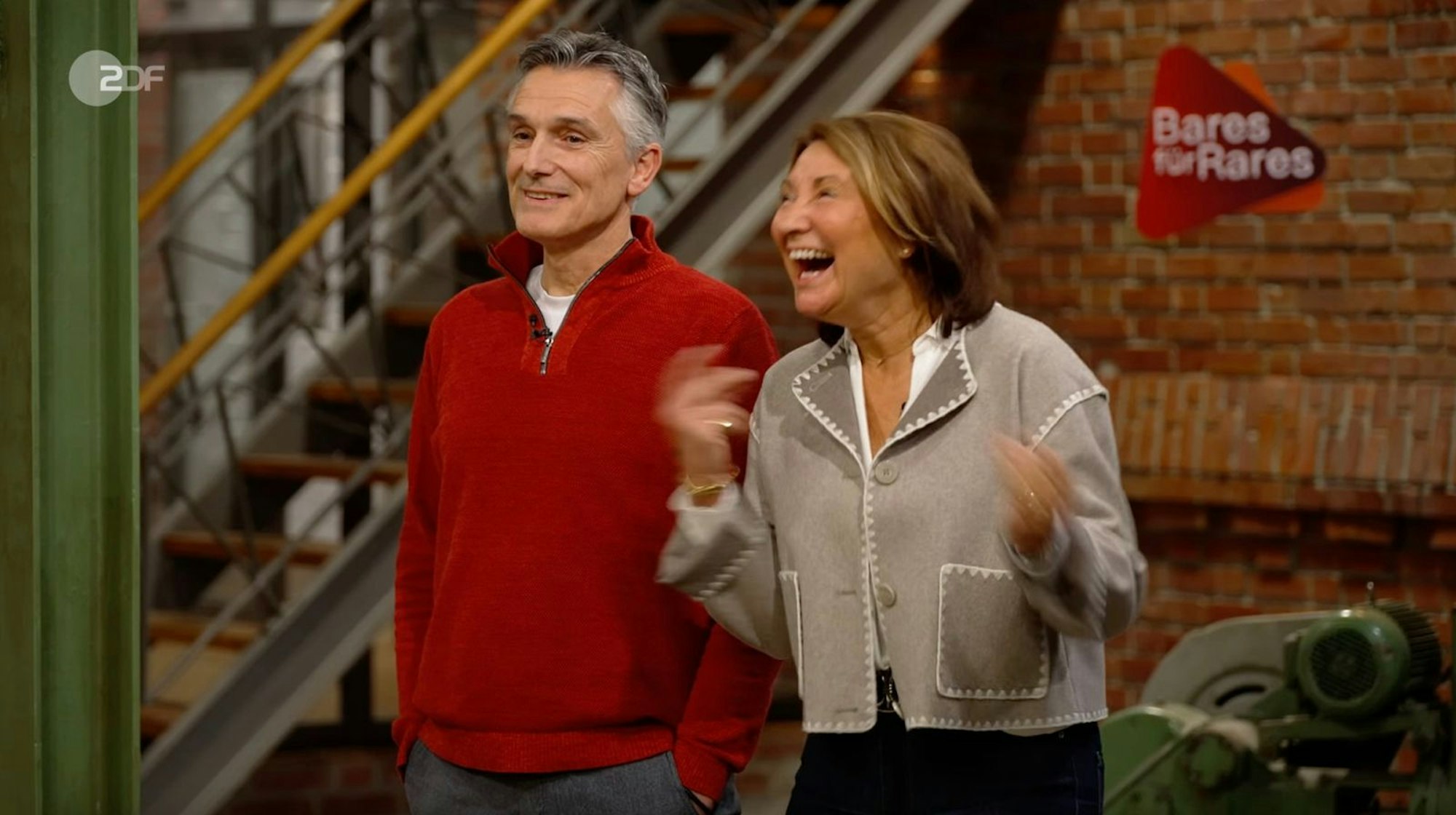 Mit bescheidenen Erwartungen kam Verkäuferin Andrea zu Horst Lichter in der Mittwochsausgabe der ZDF-Trödelshow „Bares für Rares“. Doch ihr Erbstück aus der Nachkriegszeit wurde auf ein Vielfaches des Wunschpreises geschätzt und sorgte für eine dicke Überraschung: „Wow, das ist ja verrückt“, konnte die Verkäuferin ihr Glück kaum fassen ... (Bild: ZDF)