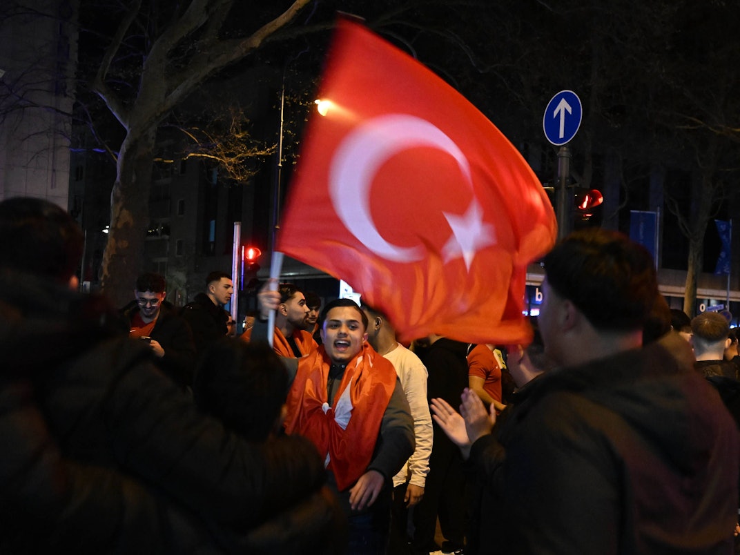 Türkische Fans feiern auf den Kölner Ringen die WM-Teilnahme ihrer Kicker.