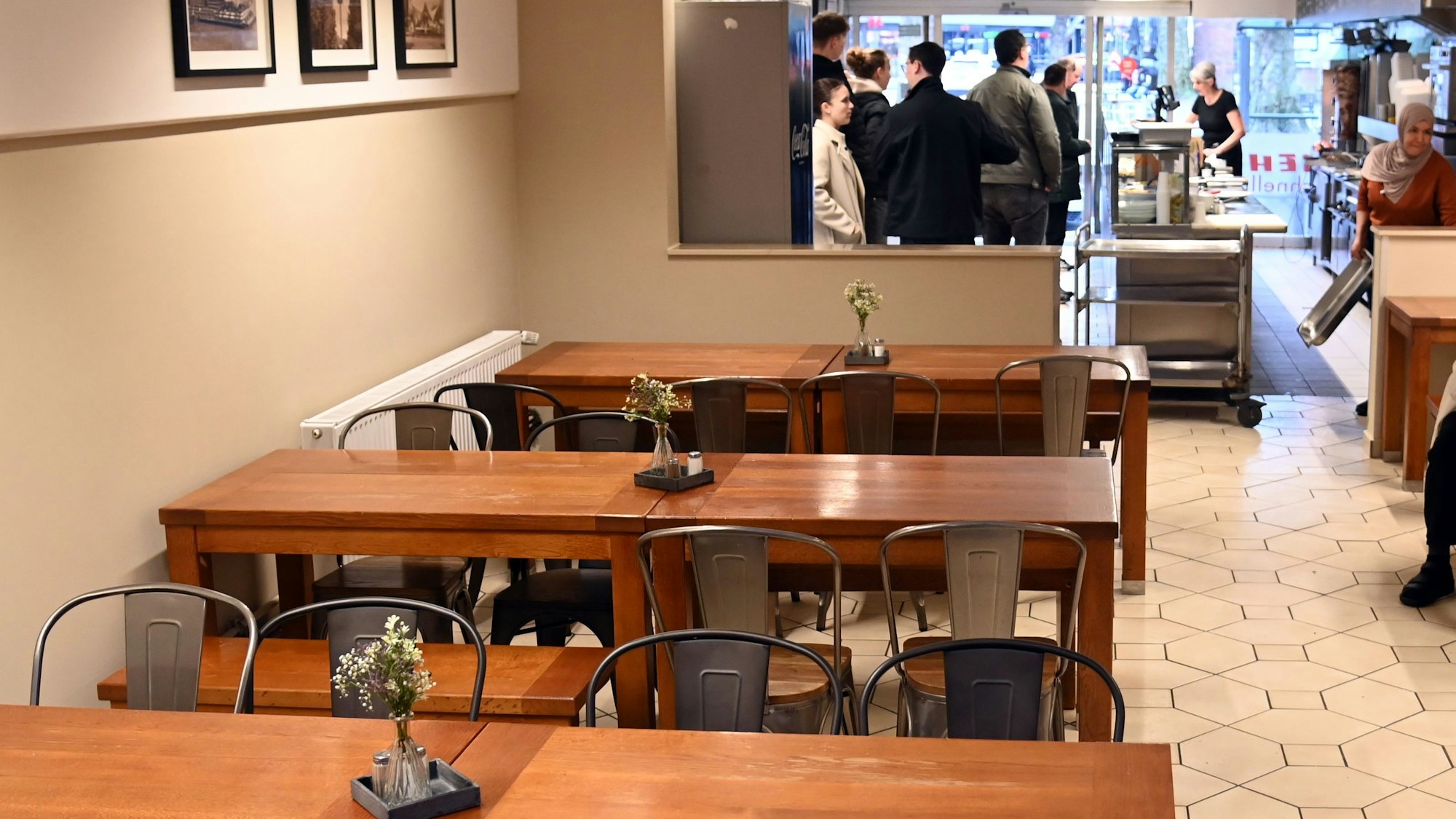 31.03.2026 Köln. Jubiläum im Imbiss Nehring am Zülpicher Platz: Die Familile Ivkovic führt das Geschäft seit 45 Jahren. Vom Mittagstisch bis 4 Uhr morgens gibt es hier alles von der Roulade bis Gyros. Foto: Alexander Schwaiger