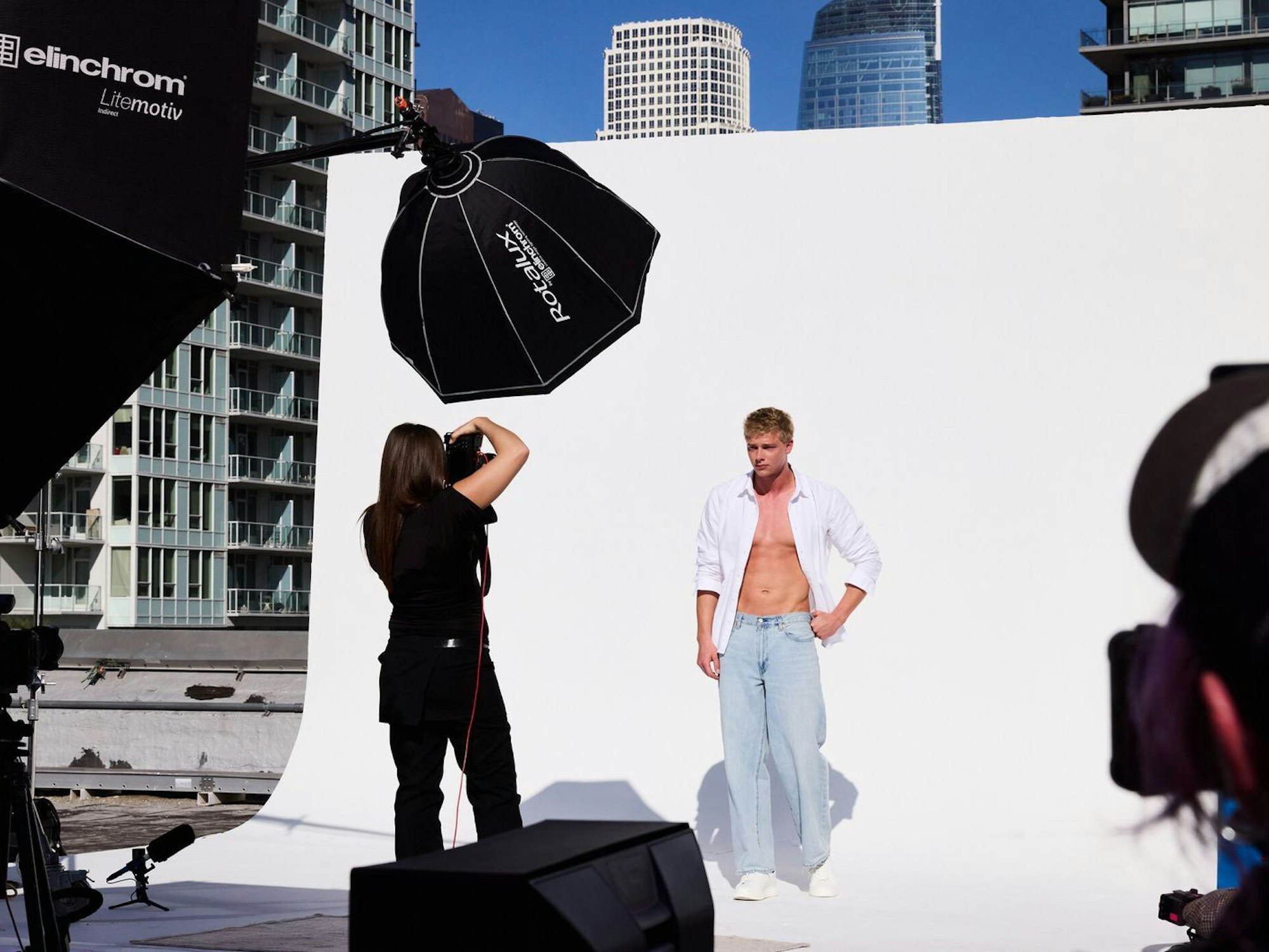 Yanneck kämpft beim Sedcard-Shooting massiv mit der Helligkeit. (Bild: ProSieben/Max Montgomery)