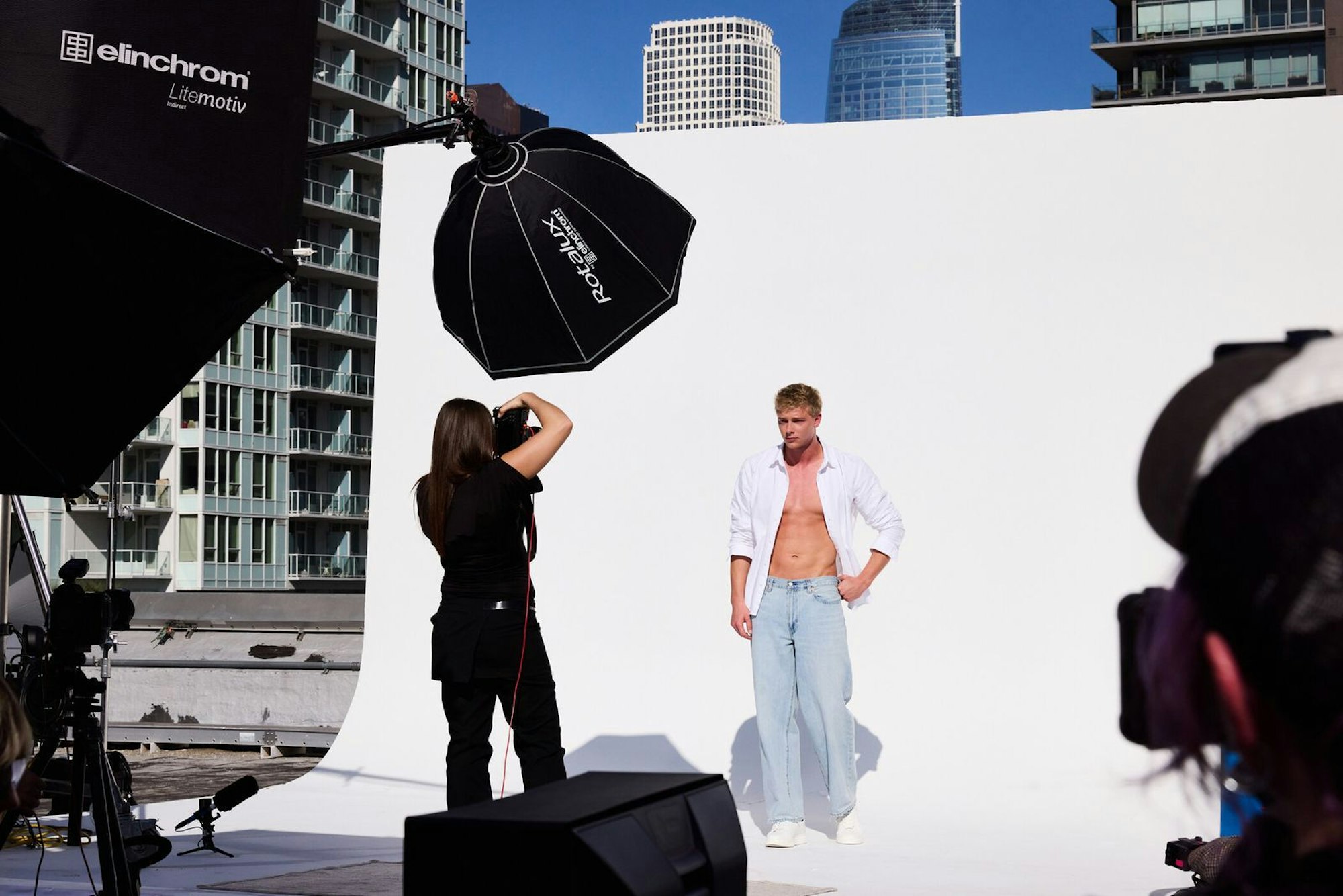 Yanneck kämpft beim Sedcard-Shooting massiv mit der Helligkeit. (Bild: ProSieben/Max Montgomery)