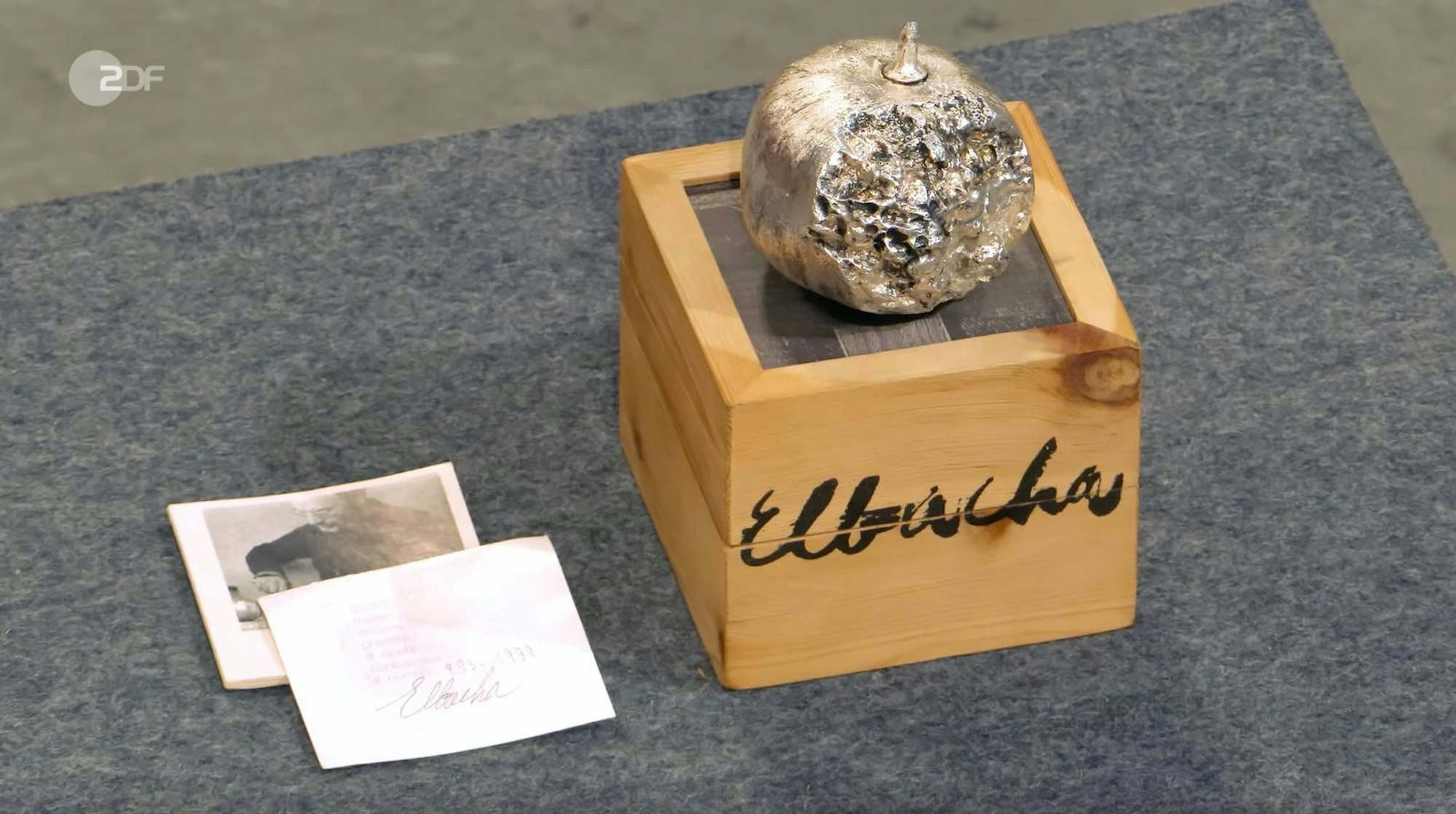 Ein versilberter Granatapfel aus Bronze von Amine Elbacha, einem Maler und Bildhauer aus Beirut, Libanon, stammte laut Expertin Werner aus den 1970er-Jahren. Für das limitierte Objekt (993/1999) samt Originalverpackung und Zertifikat wünschte sich der Verkäufer 600 Euro. Geschätzt wurden 500 Euro und von Benjamin Leo Leo 420 Euro gezahlt. (Bild: ZDF)
