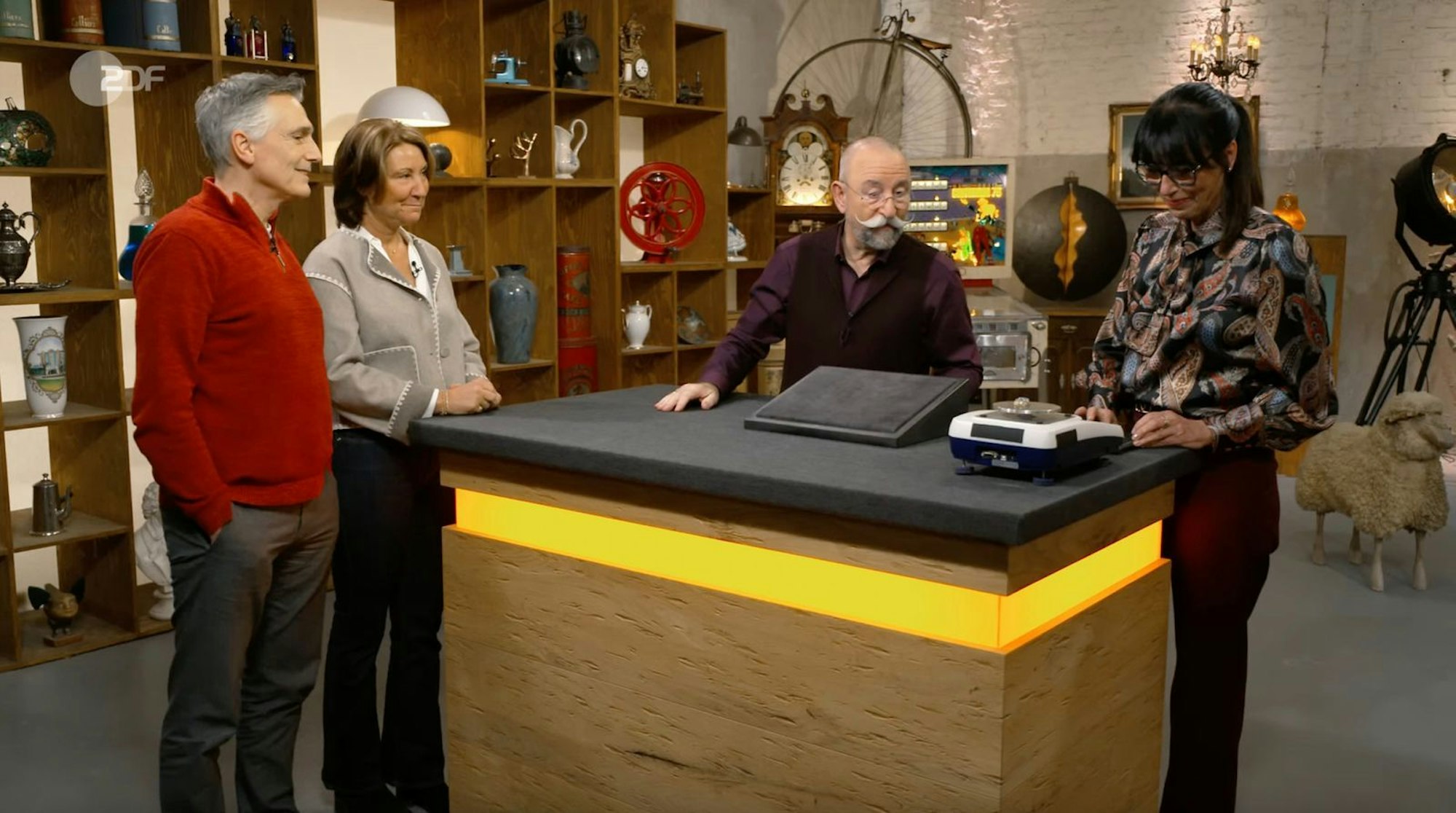 „Ui, das ist aber ein dezentes Steinchen“, staunte Lichter, als er den hochkarätigen Anhänger auf der Waage von Expertin Heide Rezepa-Zabel erblickte. Andrea und Karsten aus Kuddewörde hatten für den Erbschmuck jedenfalls „keine Verwendung“. Die Verkäuferin erinnerte sich aber gerne daran, wie ihre Großmutter den Schmuck immer getragen hatte. (Bild: ZDF)