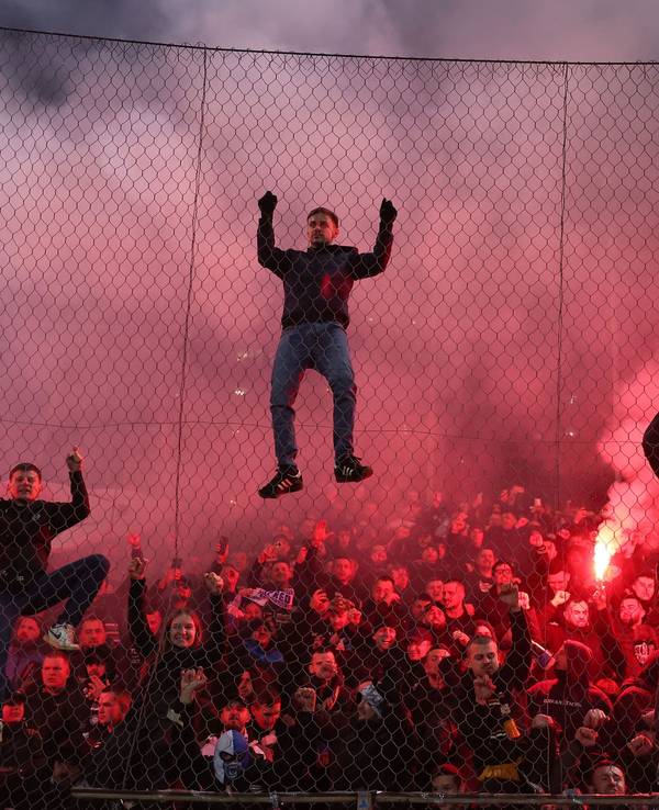 Fans reagieren nach einem Elfmeterschießen am Ende des WM-Qualifikationsendspiels zwischen Bosnien und Italien in Zenica, Bosnien.