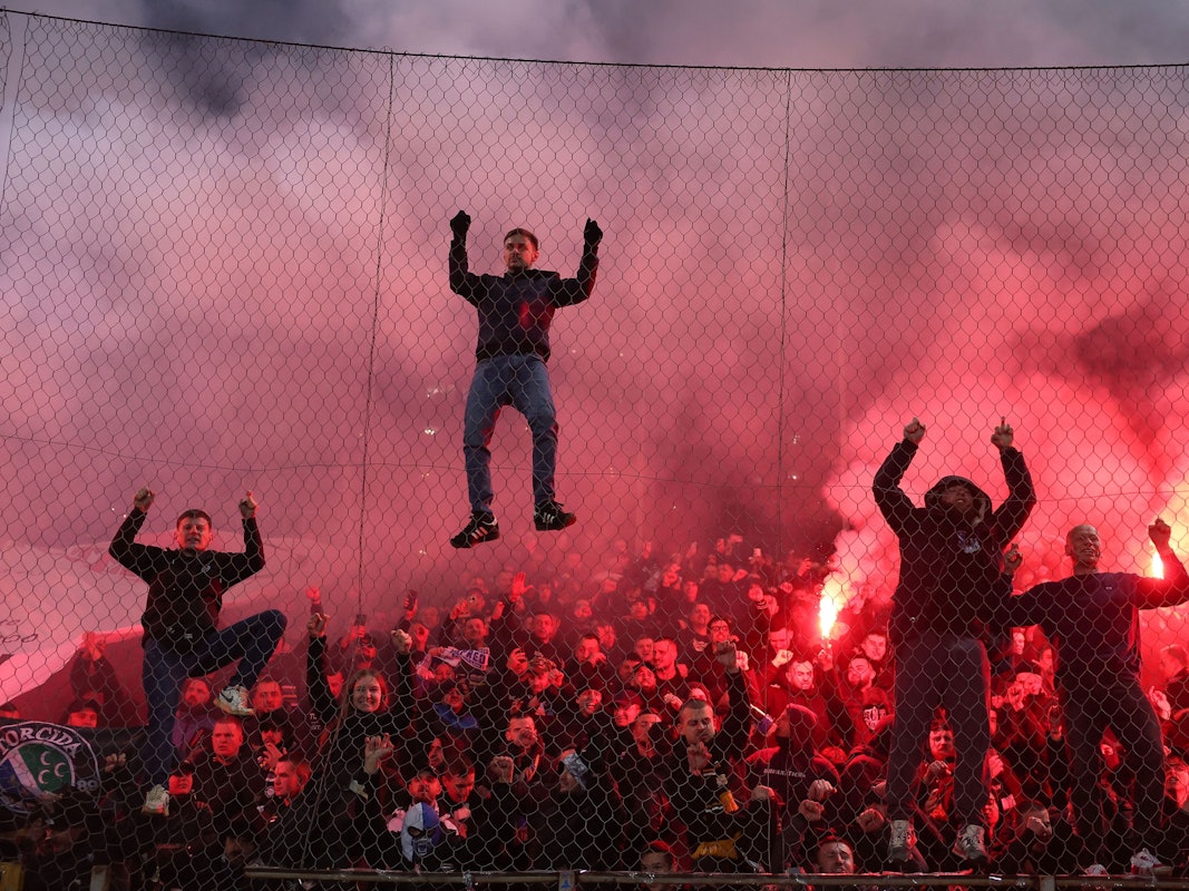 Fans reagieren nach einem Elfmeterschießen am Ende des WM-Qualifikationsendspiels zwischen Bosnien und Italien in Zenica, Bosnien.