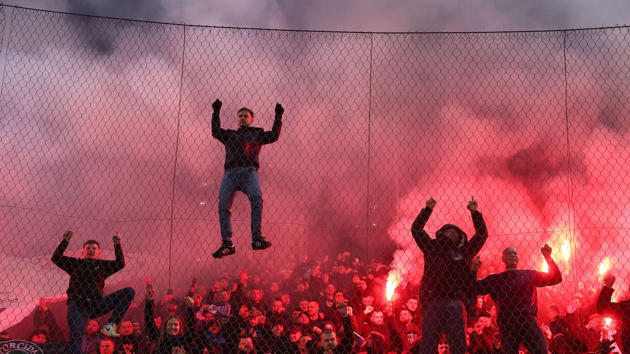 Fans reagieren nach einem Elfmeterschießen am Ende des WM-Qualifikationsendspiels zwischen Bosnien und Italien in Zenica, Bosnien.