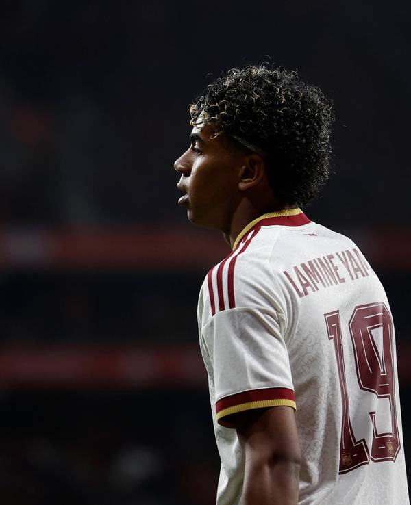 Lamine Yamal in einem weißen Spanien-Trikot beim Spiel gegen Ägypten.