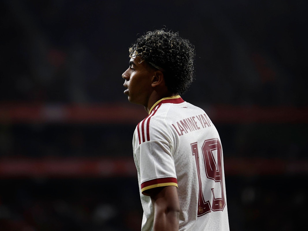 Lamine Yamal in einem weißen Spanien-Trikot beim Spiel gegen Ägypten.