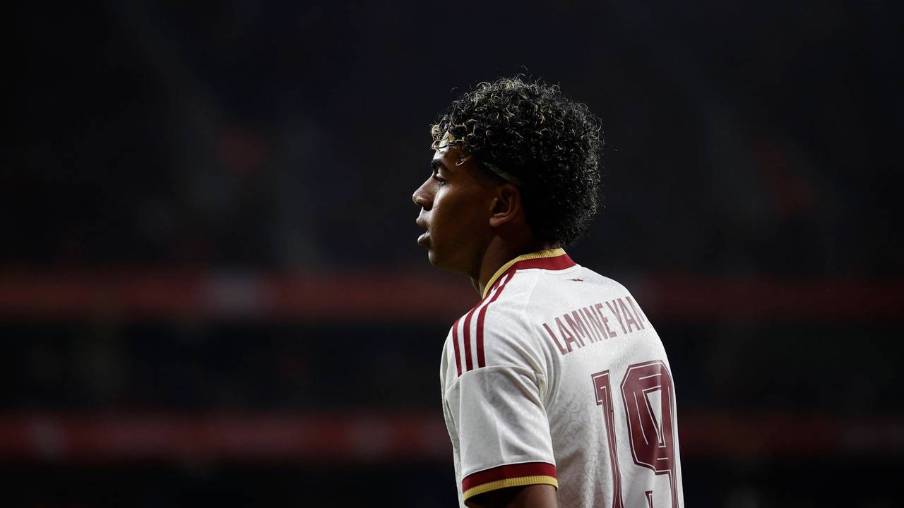 Lamine Yamal in einem weißen Spanien-Trikot beim Spiel gegen Ägypten.