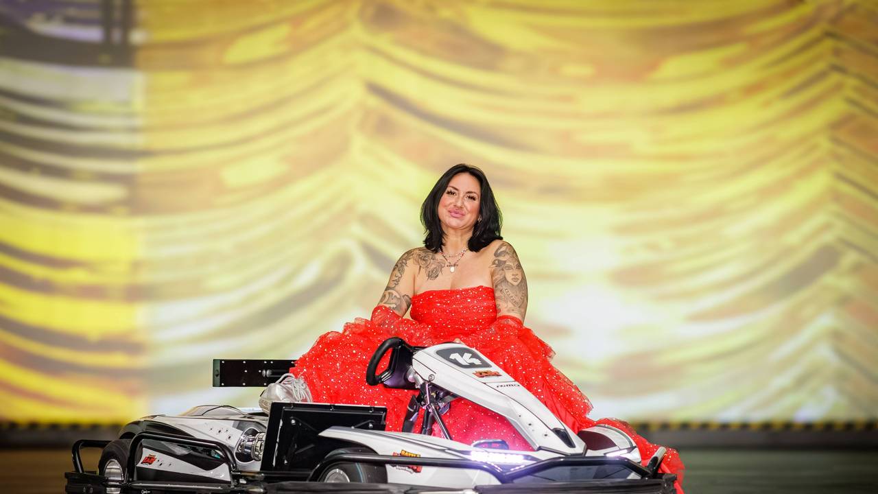 Nicki Pistola sitzt Battle-Kart-Arena in Neuss neben einem Kart.