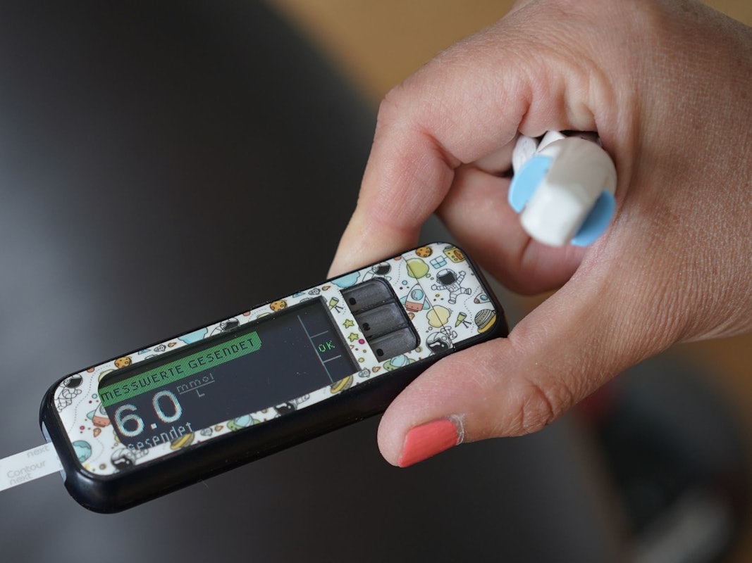 Blutzuckermessgerät zeigt einen Wert von 6.0.