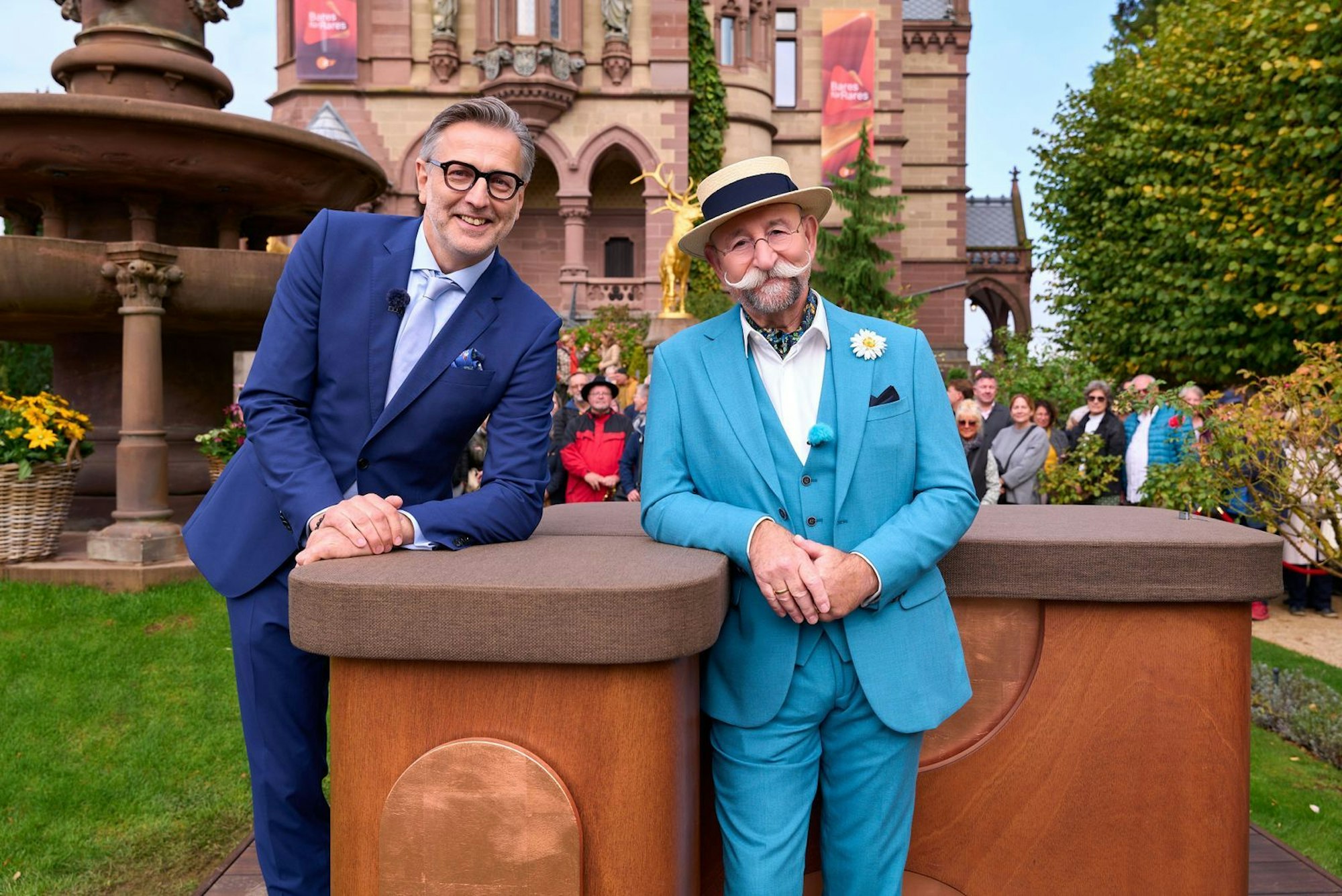 Moderator Horst Lichter (rechts) und Experte Detelv Kümmel begrüßten das Publikum zum Primetime-Special von „Bares für Rares“. (Bild: ZDF / Frank Beer)