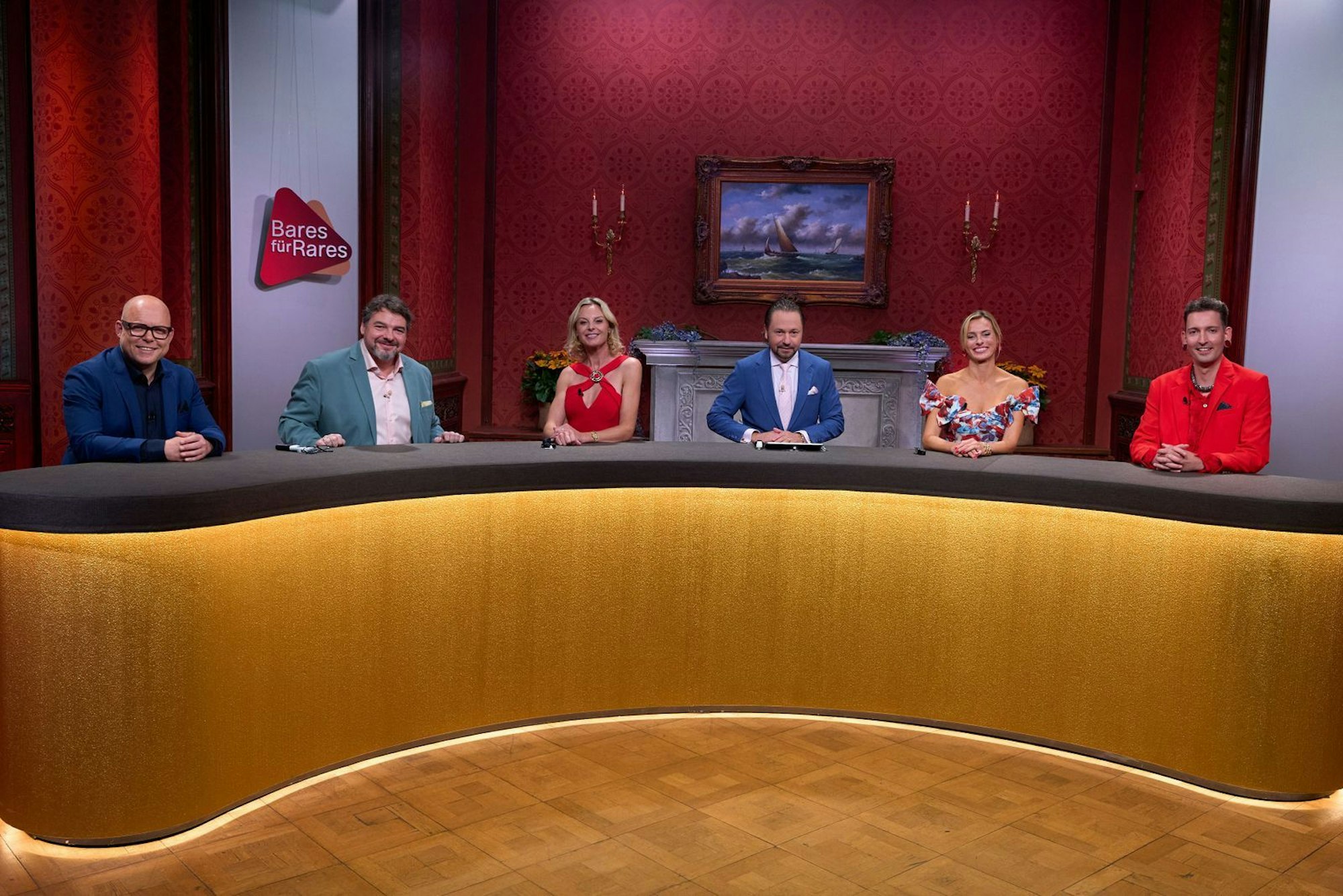 Die Händlerinnen und Händler der XXL-Folge, von links: Benjamin Leo Leo, Daniel Meyer, Susanne Steiger, Wolfgang Pauritsch, Lisa Nüdling und Fabian Kahl. (Bild: ZDF / Frank Beer)