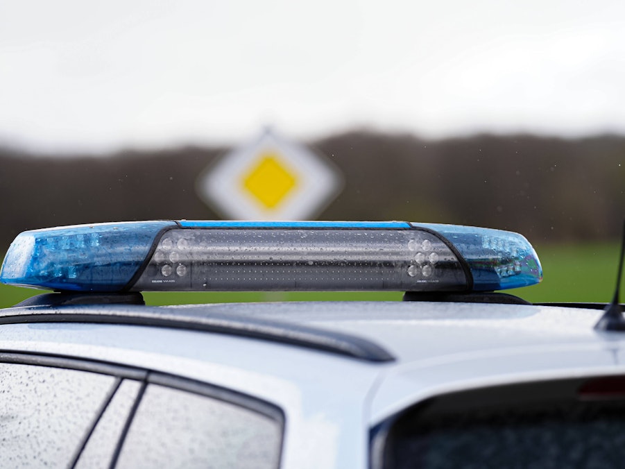 Ein Blaulicht auf Polizeiauto