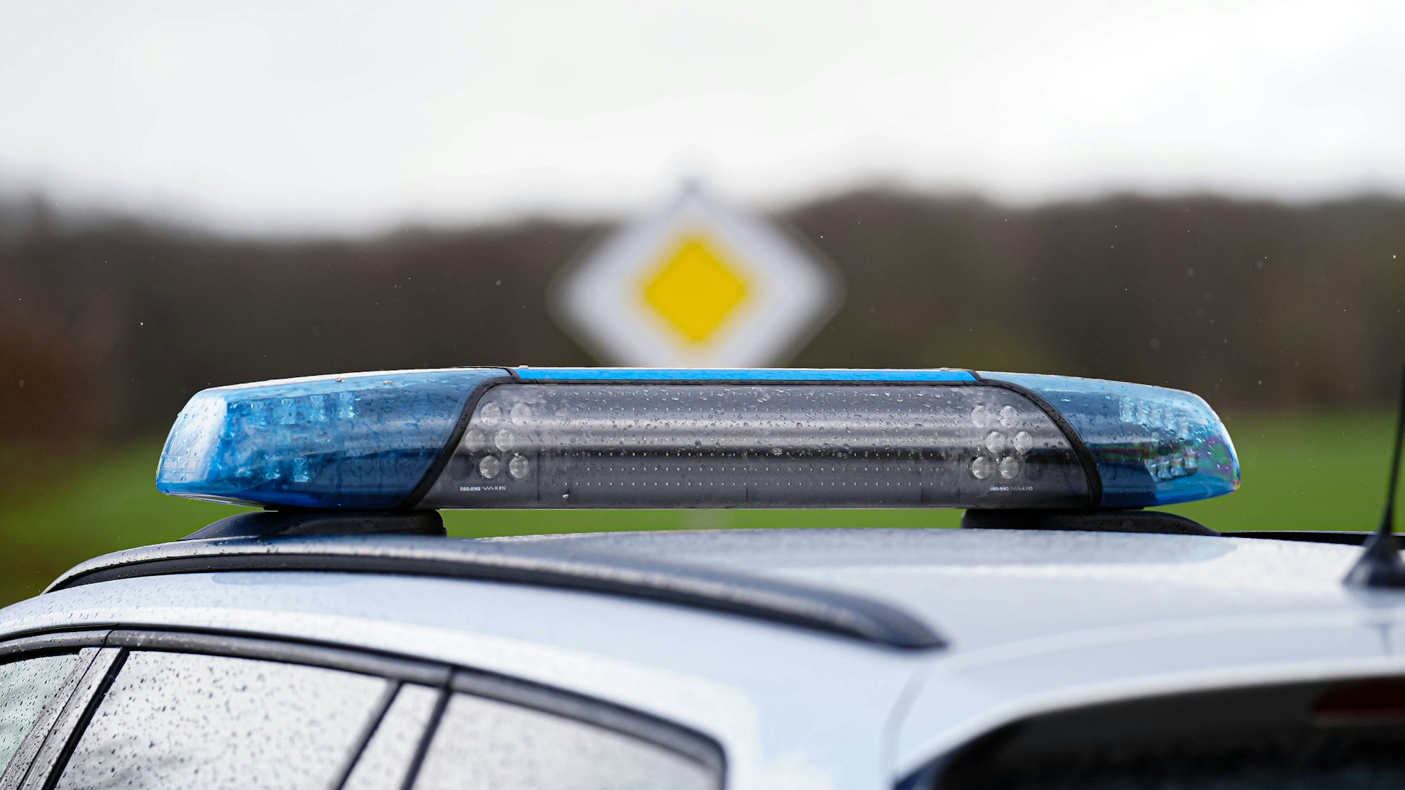 Ein Blaulicht auf Polizeiauto