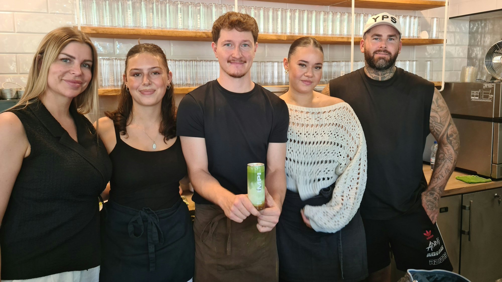 Tyra, Christopher, Linda (v.l.) stehen im Impi hinter der Theke. Saskia Groß (l.) führt den Laden zusammen mit ihrem Partner Robin Bohn (r.)
