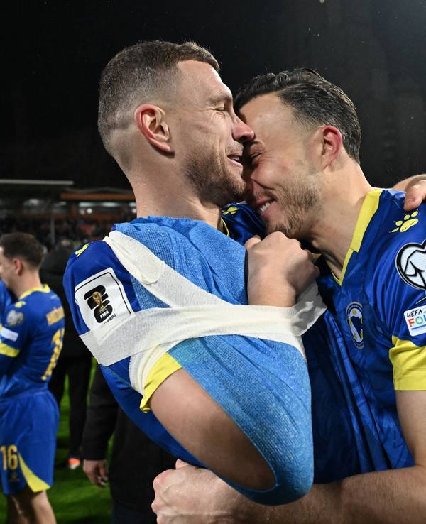 Edin Dzeko und Haris Tabakovic jubeln nach dem Spiel.