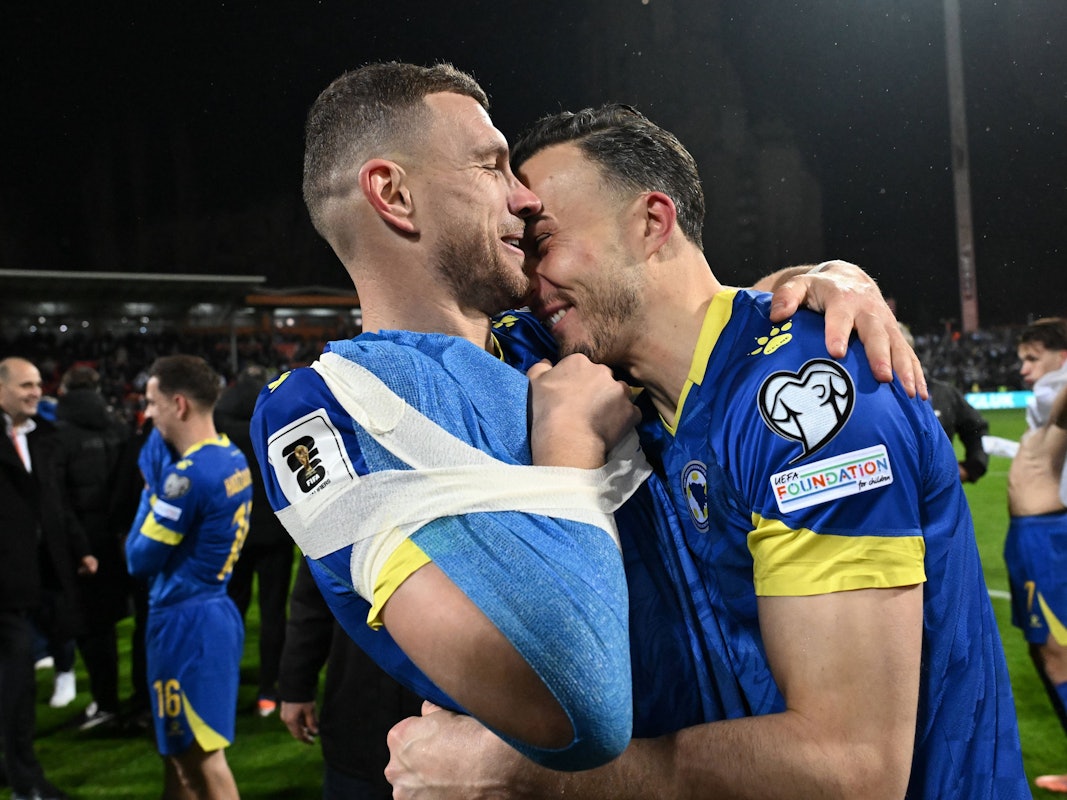 Edin Dzeko und Haris Tabakovic jubeln nach dem Spiel.
