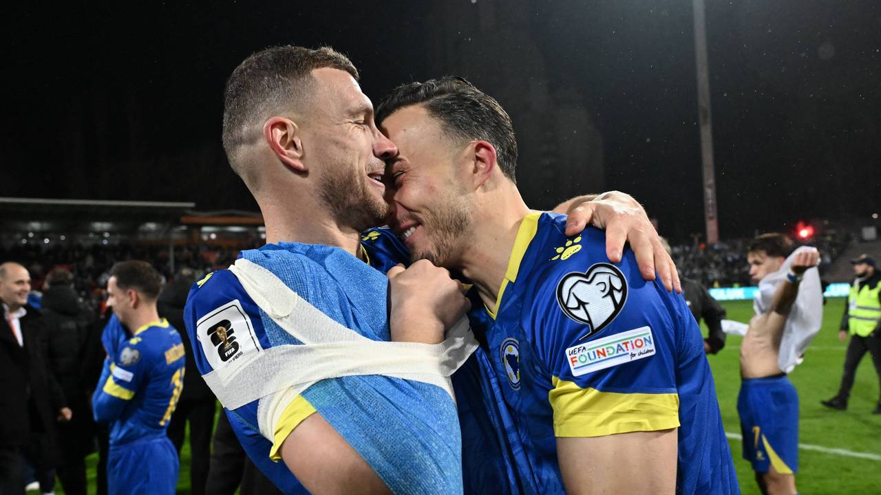 Edin Dzeko und Haris Tabakovic jubeln nach dem Spiel.