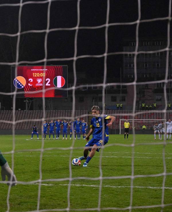Bosnien-Herzegowina qualifiziert sich für die WM 2026. Kerim Alajbegovic verwandelte gegen Italiens Gianluigi Donnarumma im Elfmeterschießen.