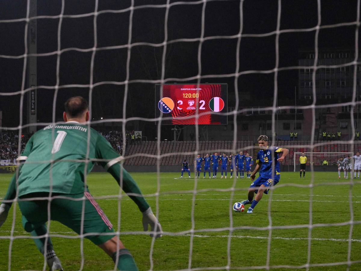 Bosnien-Herzegowina qualifiziert sich für die WM 2026. Kerim Alajbegovic verwandelte gegen Italiens Gianluigi Donnarumma im Elfmeterschießen.