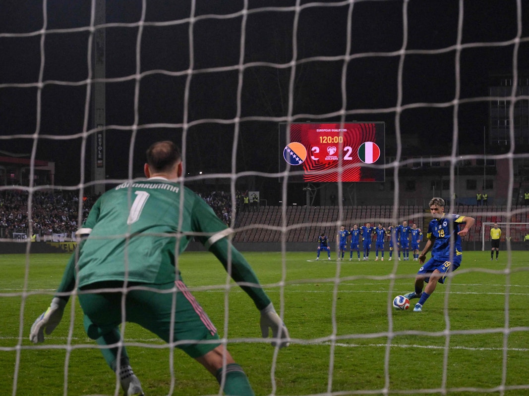 Bosnien-Herzegowina qualifiziert sich für die WM 2026. Kerim Alajbegovic verwandelte gegen Italiens Gianluigi Donnarumma im Elfmeterschießen.