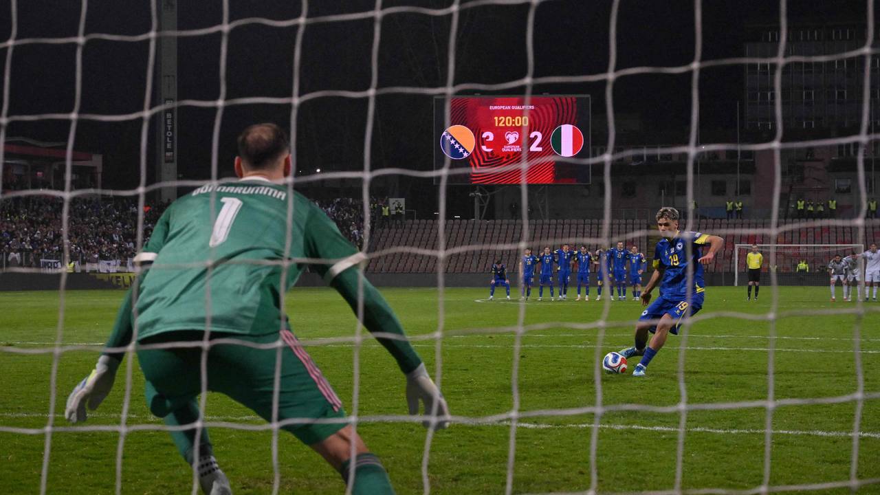 Bosnien-Herzegowina qualifiziert sich für die WM 2026. Kerim Alajbegovic verwandelte gegen Italiens Gianluigi Donnarumma im Elfmeterschießen.