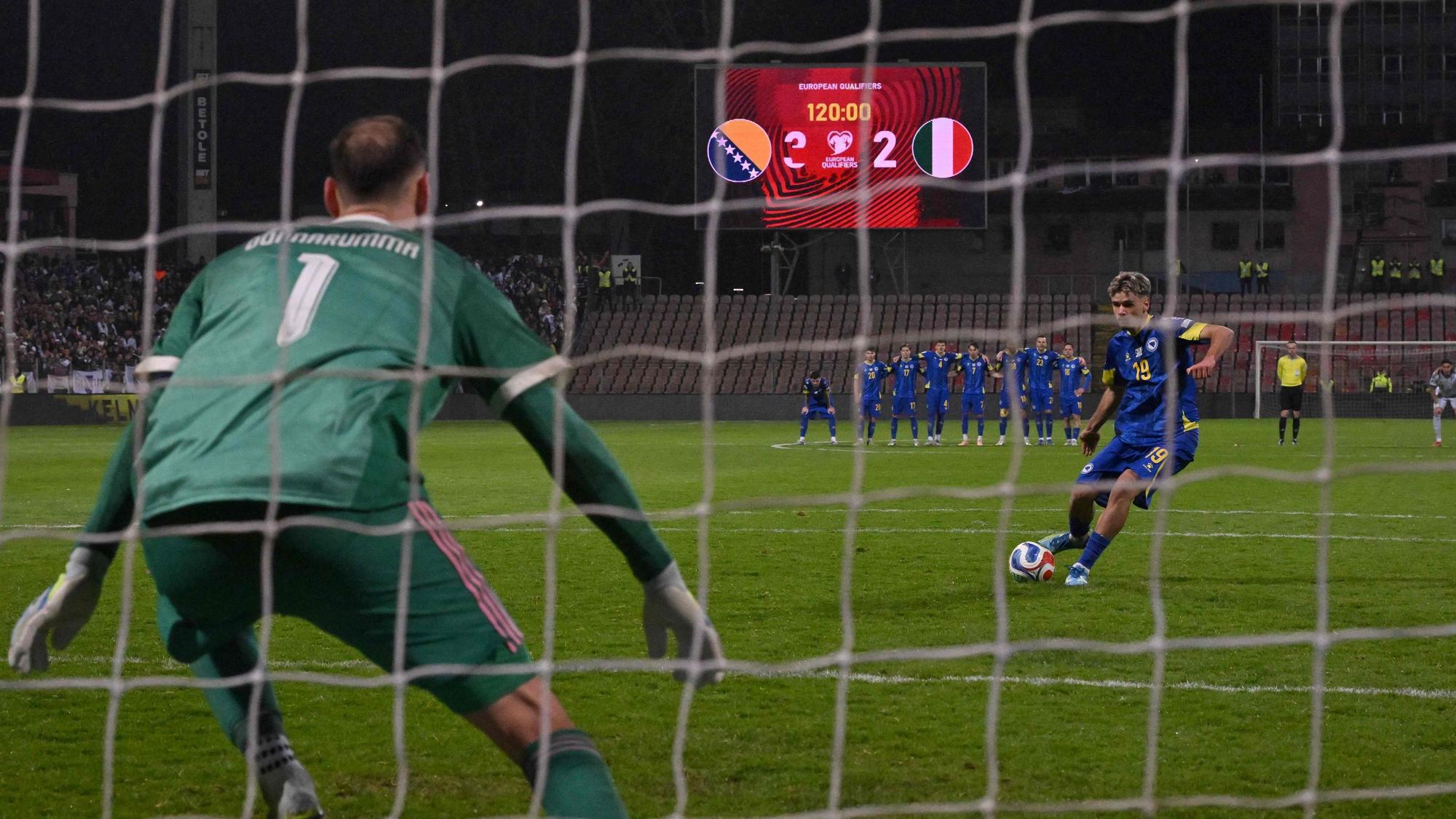 Bosnien-Herzegowina qualifiziert sich für die WM 2026. Kerim Alajbegovic verwandelte gegen Italiens Gianluigi Donnarumma im Elfmeterschießen.