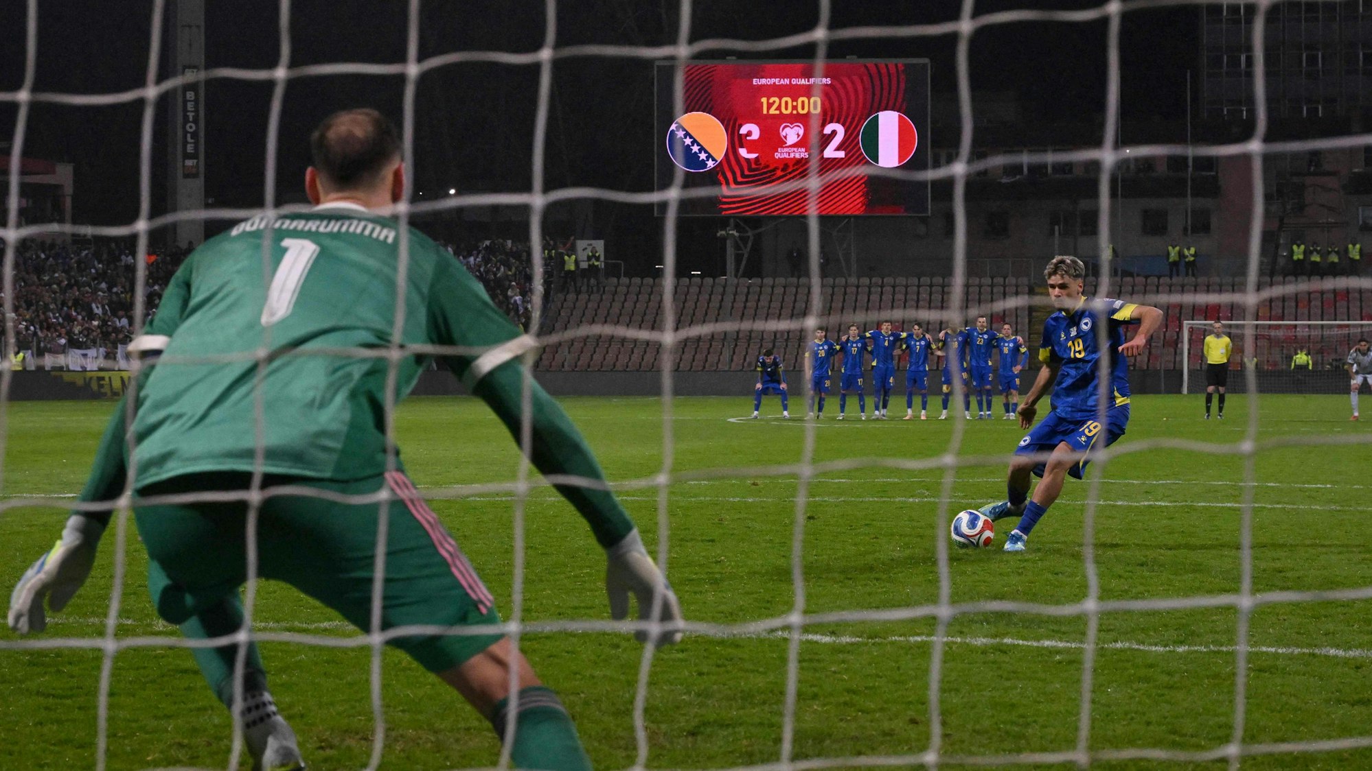 Bosnien-Herzegowina qualifiziert sich für die WM 2026. Kerim Alajbegovic verwandelte gegen Italiens Gianluigi Donnarumma im Elfmeterschießen.