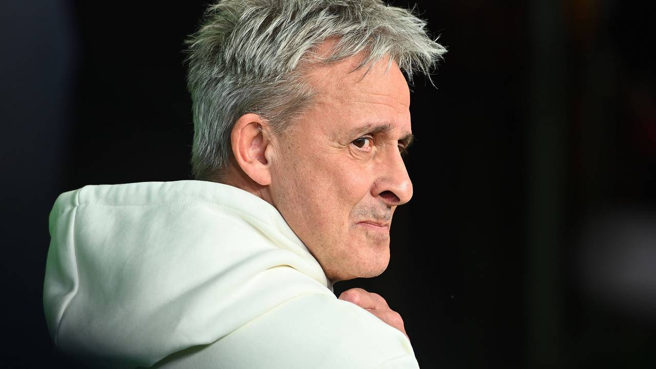 Pierre Littbarski schaut im Hoodie über seine rechte Schulter.
