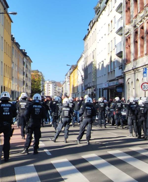 Bei einem Polizeieinsatz in der Kölner Südstadt versperrt am 1. April 2026 eine Einsatzhundertschaft den Weg.