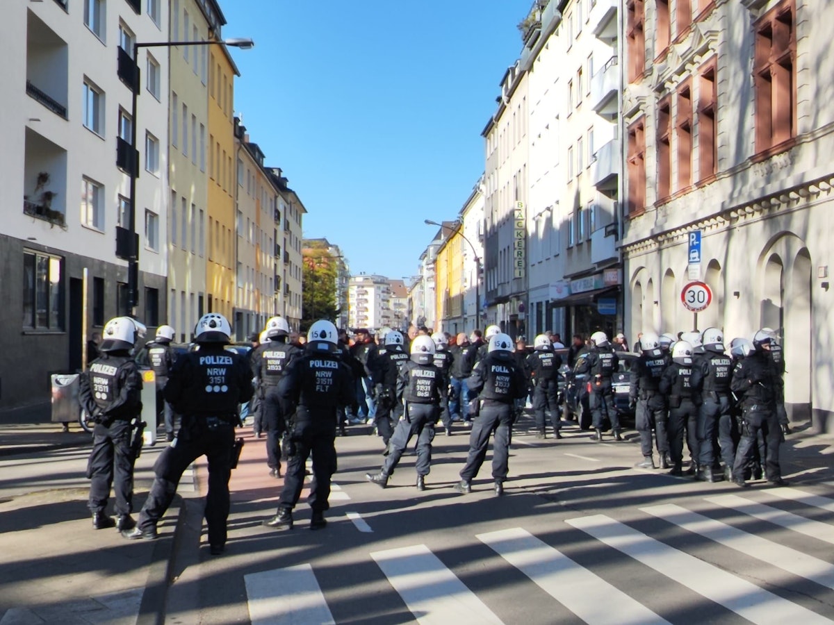 Bei einem Polizeieinsatz in der Kölner Südstadt versperrt am 1. April 2026 eine Einsatzhundertschaft den Weg.