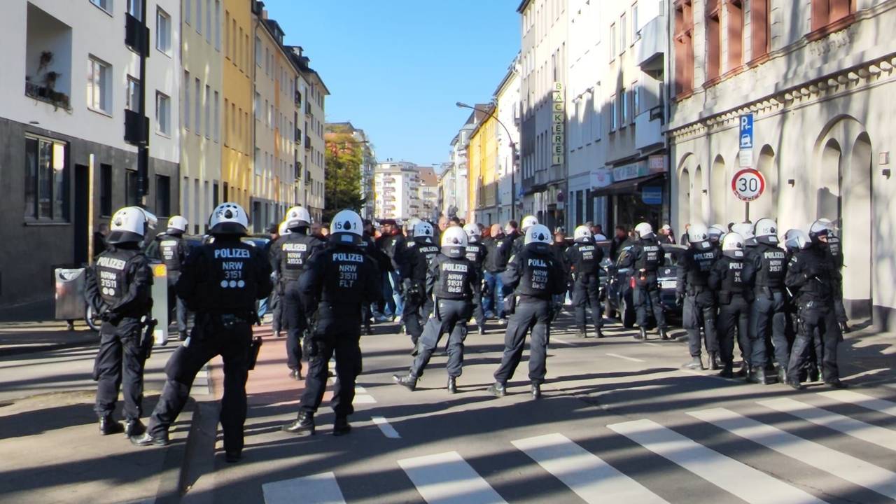 Bei einem Polizeieinsatz in der Kölner Südstadt versperrt am 1. April 2026 eine Einsatzhundertschaft den Weg.