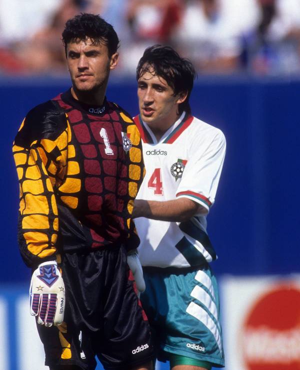 Torwart Borislav Mikhailov und Zanko Zwvetanow (beide Bulgarien).