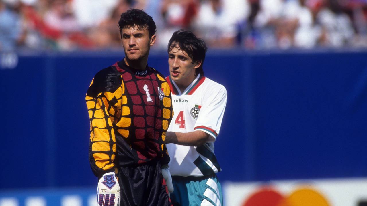 Torwart Borislav Mikhailov und Zanko Zwvetanow (beide Bulgarien).