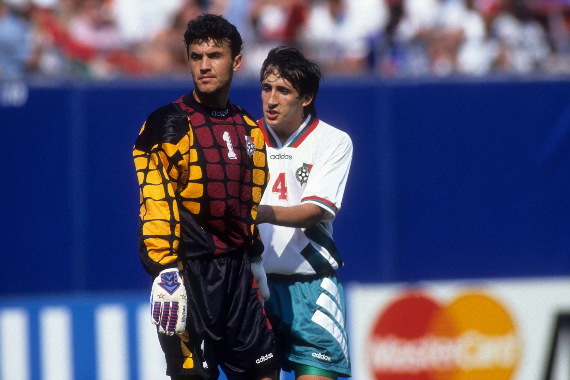 Torwart Borislav Mikhailov und Zanko Zwvetanow (beide Bulgarien).