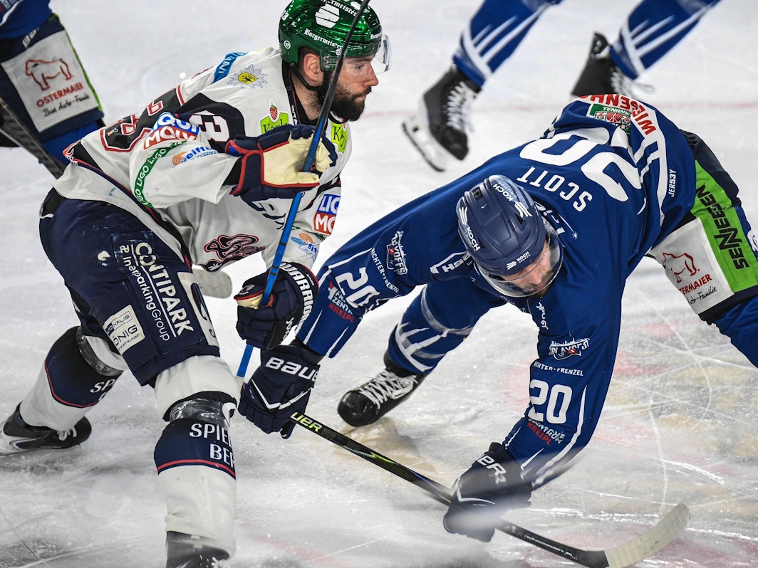 Justin Scott im Zweikampf mit Andreas Eder.