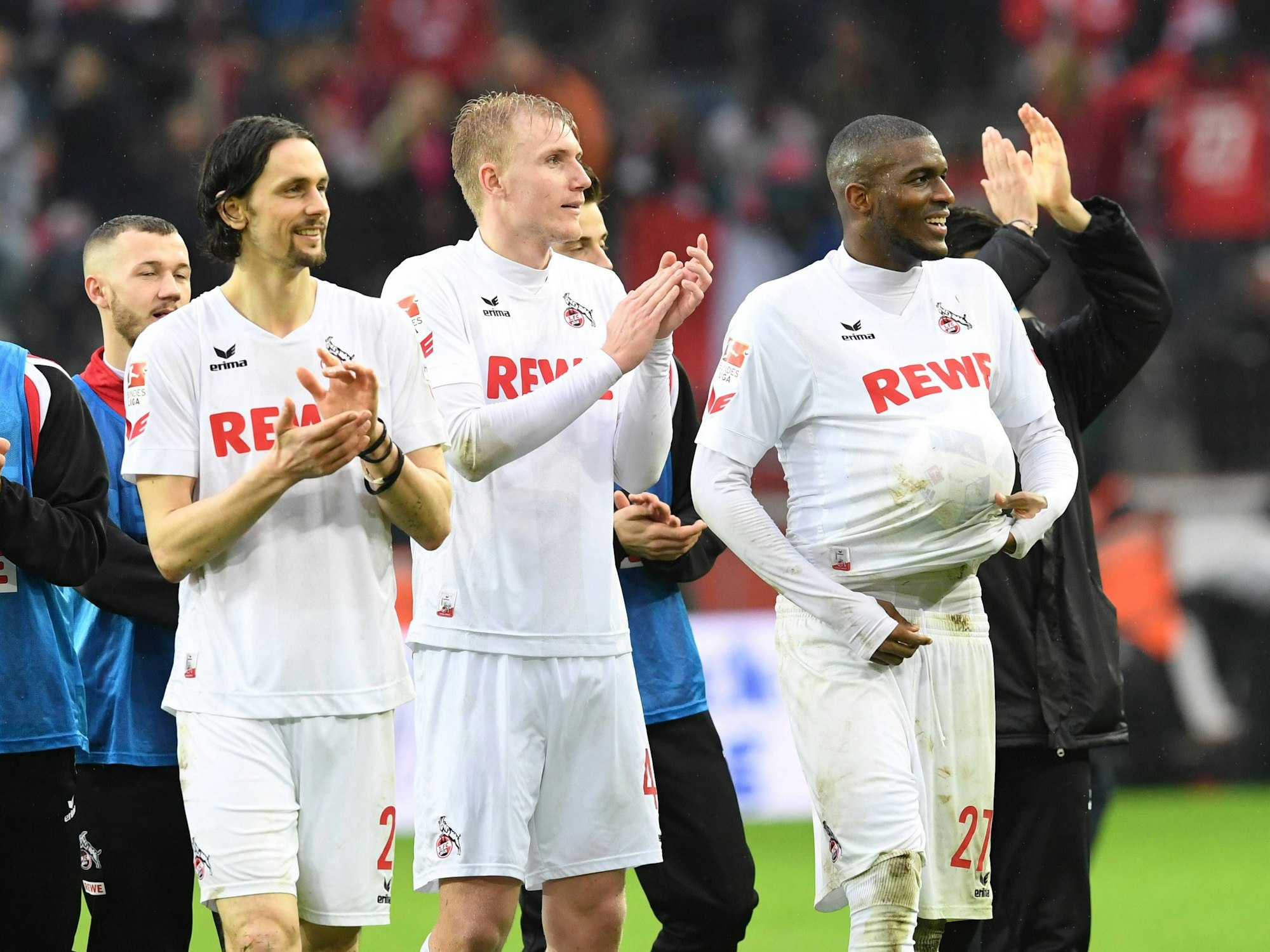 Neven Subotic (l) feiert mit den Kölner Fans nach einem Spiel für den 1. FC Köln vor rund neun Jahren. Frederik Sörensen und Anthony Modeste jubeln kräftig mit.