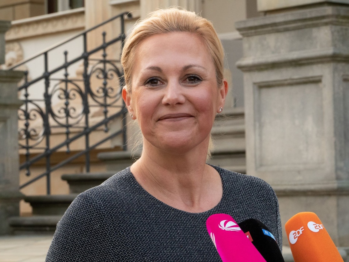 Bettina Wulff posiert für Fotografen.